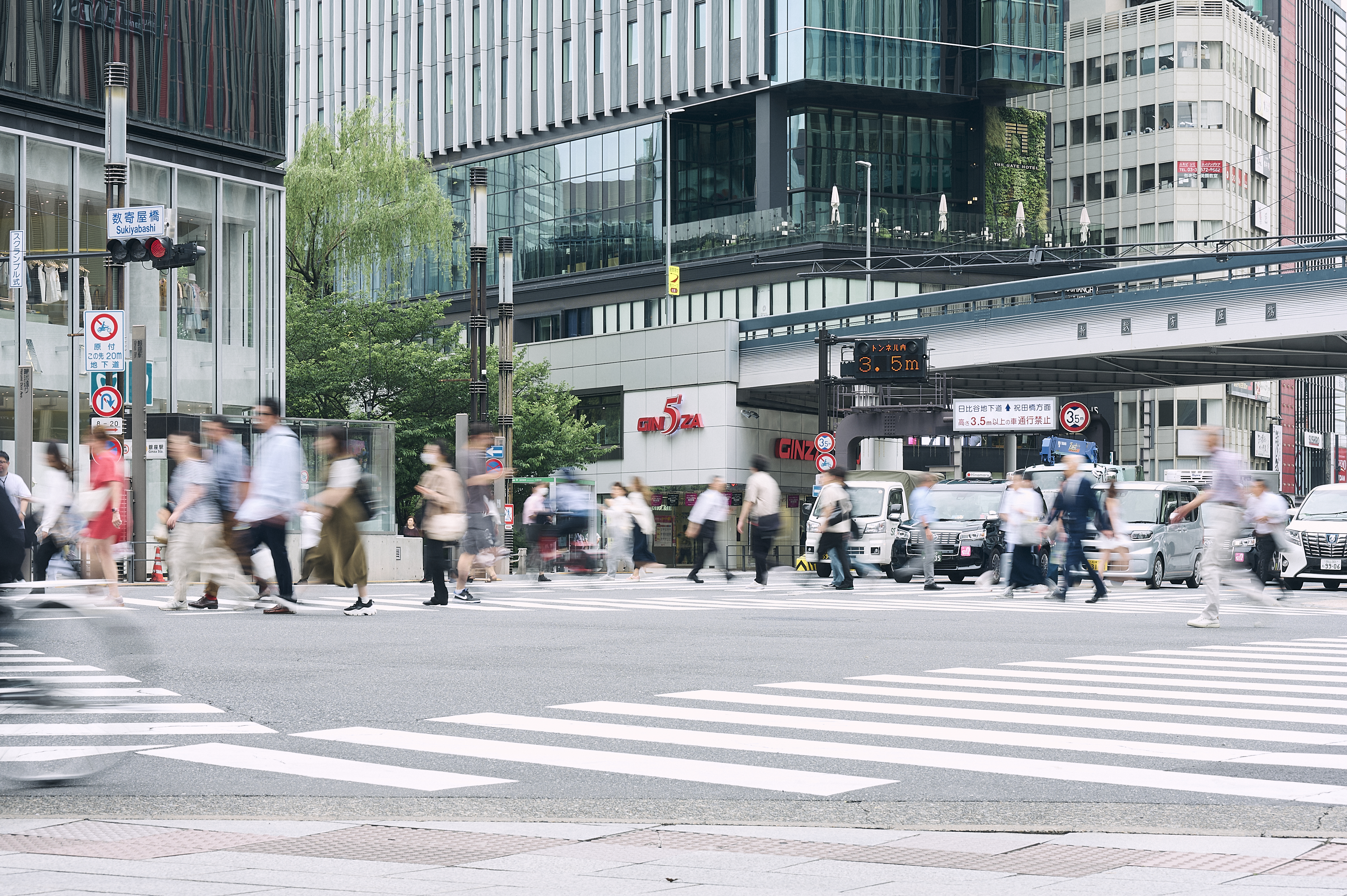 銀座の街に佇む銀座ファイブの外観イメージ